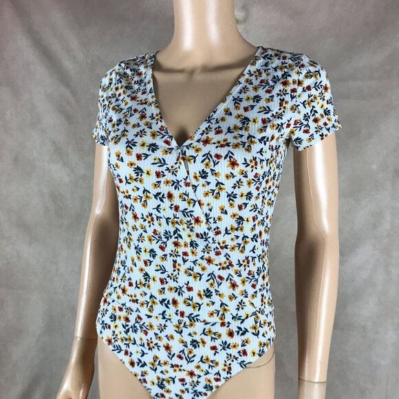 Inspired Hearts White Floral V-neck Short Sleeve Bodysuit NWT Large - Picture 3 of 6